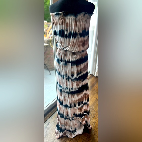 Perfect summer dress. Lightweight, can go casual or dress it up. - Picture 2 of 2